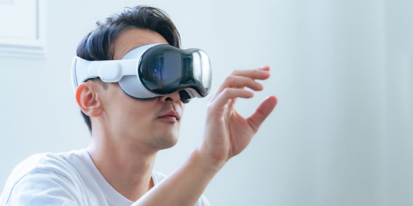 Apple Reportedly Halts Development of Affordable XR Headset